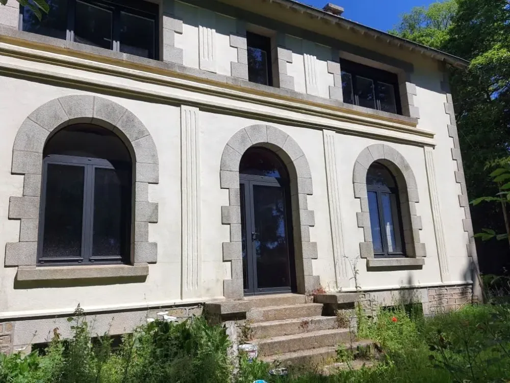 Menuiserie aluminium cintrée